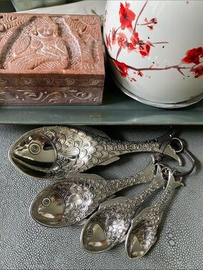 LIKE NEW=Ganz FISH Shaped Metal Measuring Spoon Set